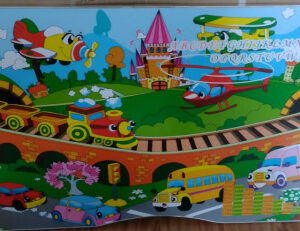 Set birou si scaunel, pentru copii, 0100-244- GFI(71)-1D, Birou cu scaun copii, colantat, reglabil, cadru metalic, model cu Masinute pe sosea si Trenulet pe pod